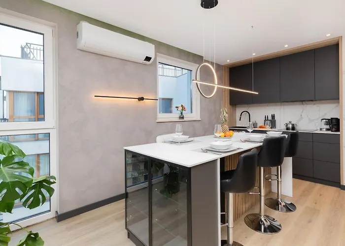 With Two Bedrooms, Balcony, Parking And Access To Sauna In By Renters アパート グダニスク